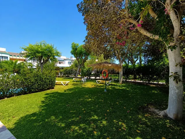 Bungalow adosado con amplias terrazas, 5 dormitorios y gran  - foto 2