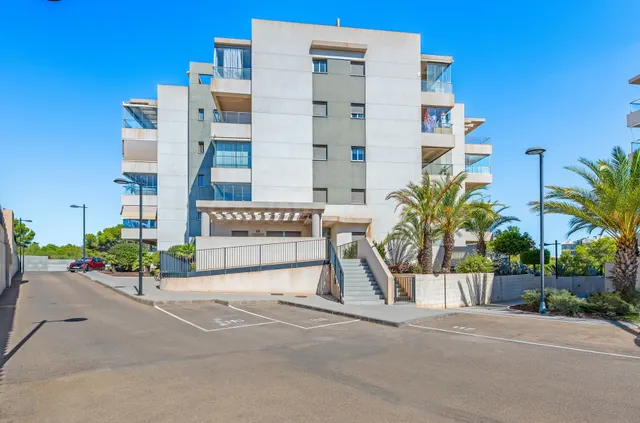 Apartamento de 2 dormitorios y 2 baños en los dolses ( orihuela costa ) — 2