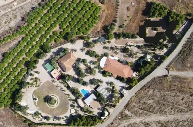 Finca-Resort Privada de 15.000 m2 con Tres Viviendas, Bodega
