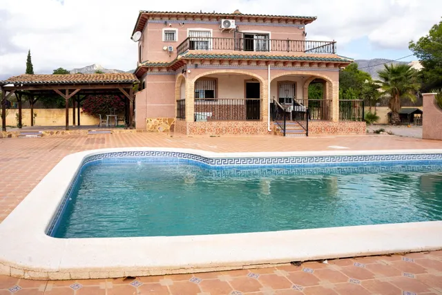 Espectacular chalet con piscina y gran jardín en Albatera — 12
