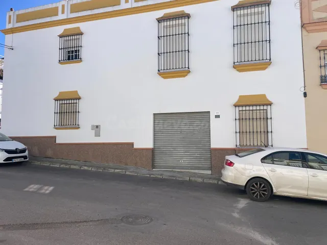 Gran casa familiar más local comercial y cochera en zona Nec - foto 3