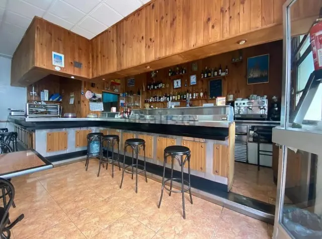 TRASPASO de bar-cafetería en funcionamiento – 10 años de trayectoria, terraza y clientela fija — 13