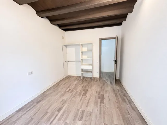 Amplio piso de 6 habitaciones en el centro histórico de Manresa — 7