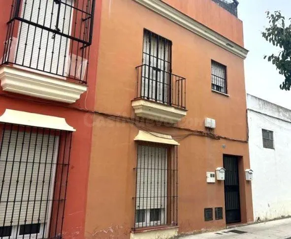 SE VENDE casa OKUPA en C Campoamor 11 de Utrera - foto 2