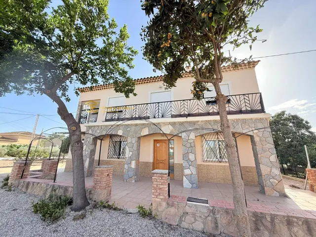 CASA DE DOS PLANTAS CON NAVES EN CARRETERA DE AGUILAS. - foto 3