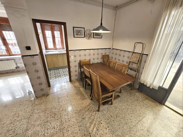 Se vende casa en casco antiguo de Oropesa, detrás del ayuntamiento. Casa con fachada a 3 calles — 25
