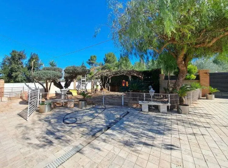 Casa con terreno en Urbanización La Redonda, Canals - Oportunidad única
