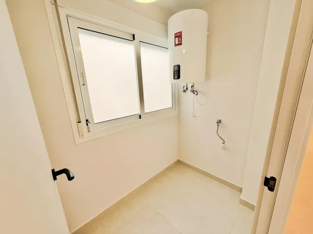 Piso reformado de 3 dormitorios y 2 baños a 200 metros del mar en el centro de Torrevieja — 24