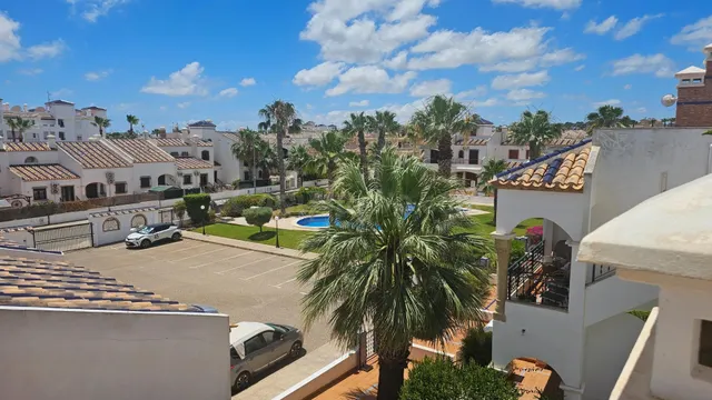 Se vende un adosado de 2 dormiotrios y 2 baños en comunidad  - foto 4