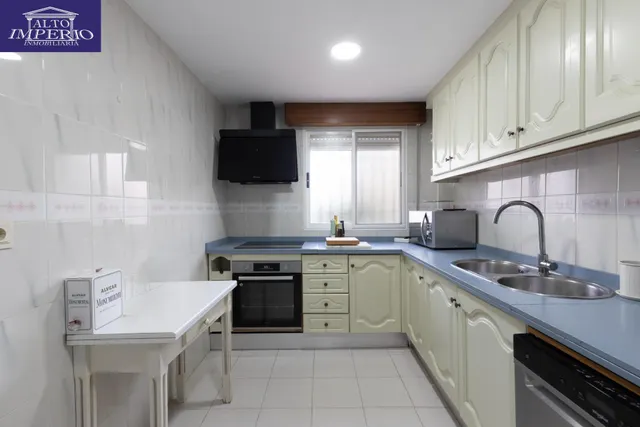 Casa independiente con piscina en La Zubia. — 10