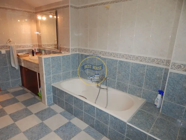CHALET CON PISCINA Y VISTAS PRIVILEGIADAS. — 16