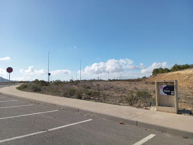 Terreno uso comercial en el Polígono Industrial Lo Bolarin. 