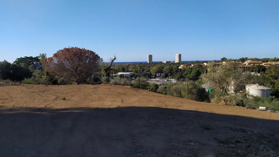 Terreno edificable con vistas en Elviria, Marbella