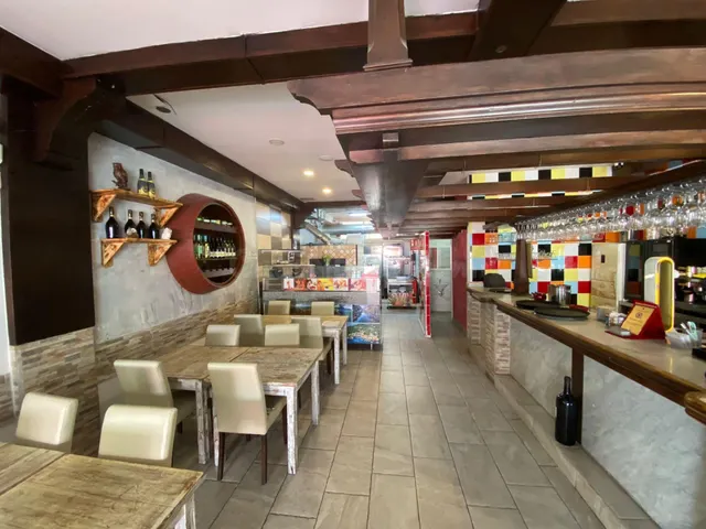 Traspaso de restaurante/pizzería con terraza grande en el ce - foto 4