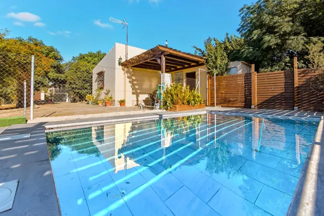 Chalet y apartamento con 8.320 m2 de parcela en el Pago del 