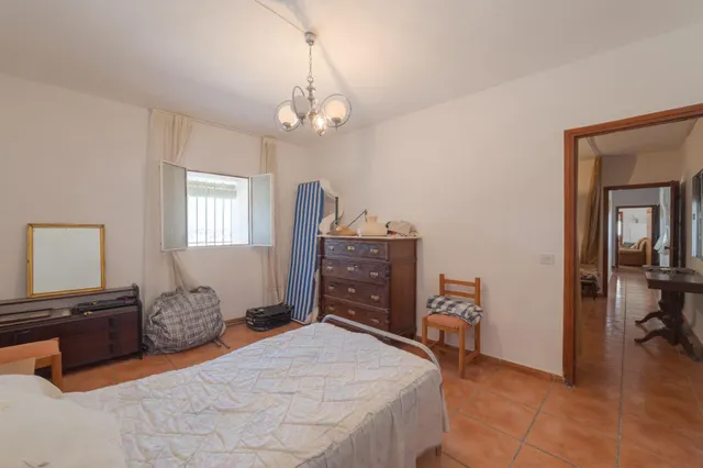 GRAN PARCELA CON VIVIENDA UNIFAMILIAR, 3 APARTAMENTOS, PISCINA Y VISTAS PANORÁMICAS EN PADUL (GRANADA) — 1.430 m2 DE TERRENO — 33