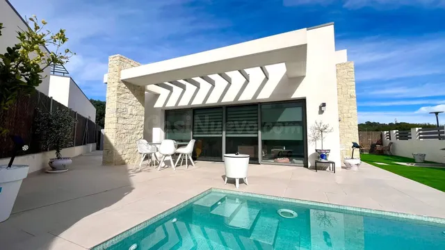 VILLA INDEPENDIENTE CALLE GANDIA 3, BLUE LAGOON