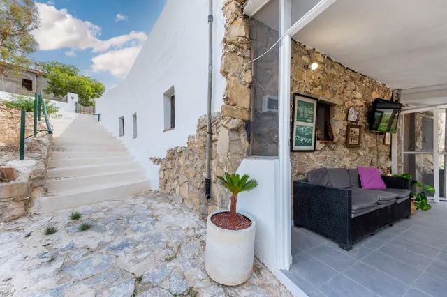 "Carácter rústico junto al mar, tu chalet para reinventar." — 26