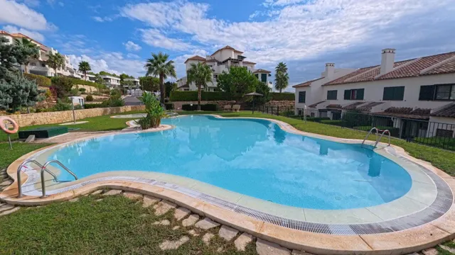 Apartamento de planta baja de esquina con 2 dormitorios con jardin y vistas parciales al mar — 27