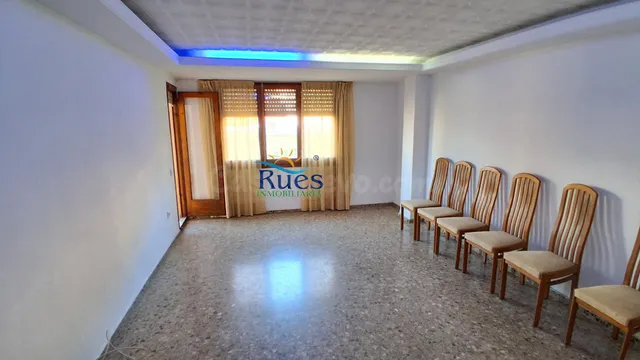 UNA VIVIENDA BIEN DISTRIBUIDA, BIEN CONSERVADA Y A BUEN PREC - foto 4