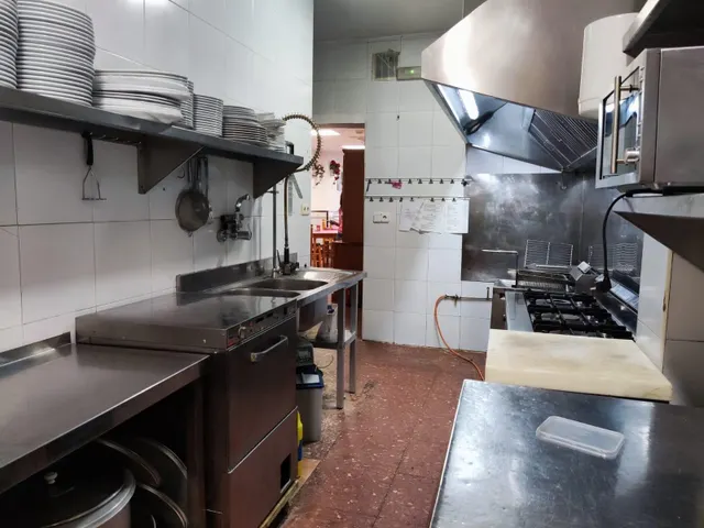 Listo para abrir: licencia de restaurante activa, cocina industrial y salida de humos. — 18