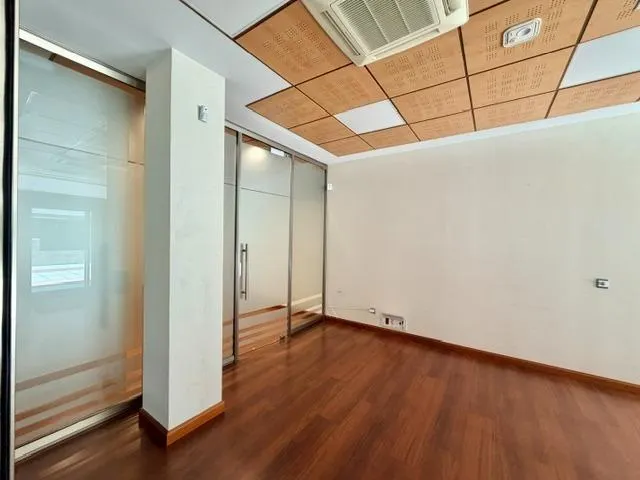 LOCAL EN UNA PLANTA, EN ESQUINA, ACONDICIONADO — 7