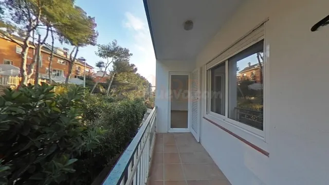 Ático con terraza y vistas al Garraf: una joya difícil de re - foto 2