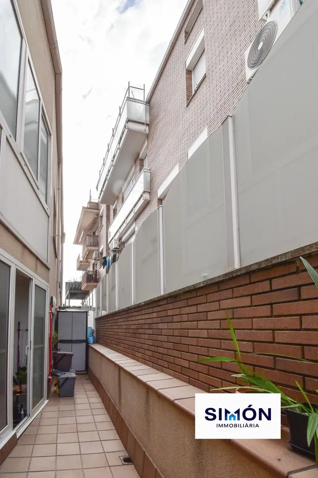 ¡FANTÁSTICA OPORTUNIDAD EN SANTPEDOR! Piso de 3 habitaciones dobles, con balcón y terraza. — 49
