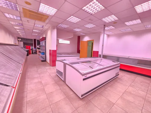 Amplio local de 176 m2 en zona comercial por excelencia situado en Av. Francesc Macià — 5
