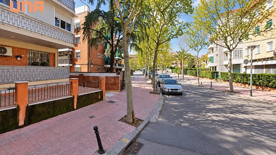Se vende Plaza de garaje ( para coche y 2 motos) en Santa Rosa (Los Arboles)