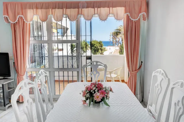 Piso de 2 Dormitorios alado de la Playa con Vistas al Mar, Piscina y Garaje — 11