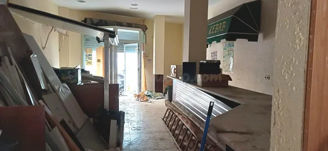 LOCAL COMERCIAL CON TERRAZA A ESTUDIAR SU CONVERSIÓN A VIVIE