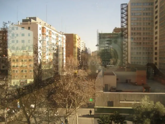 Oficina diáfana con enormes ventanales a 3 fachadas lo que p - foto 4