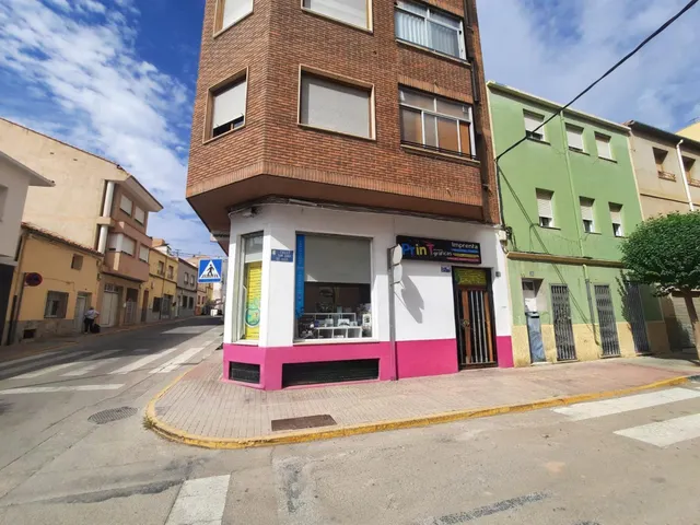 Amplio Local Comercial en Almansa - Oportunidad Única por €76,000 — 2