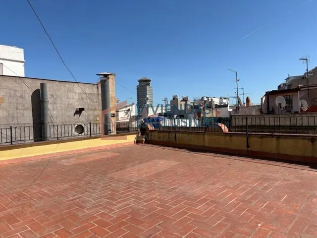 Ático con Terraza Privada de 50 m2: Historia y Potencial en 