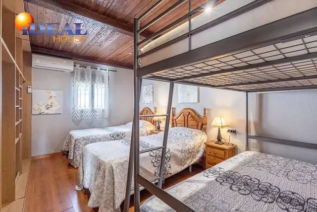 Chalet independiente con pozo propio y placas solares — 20