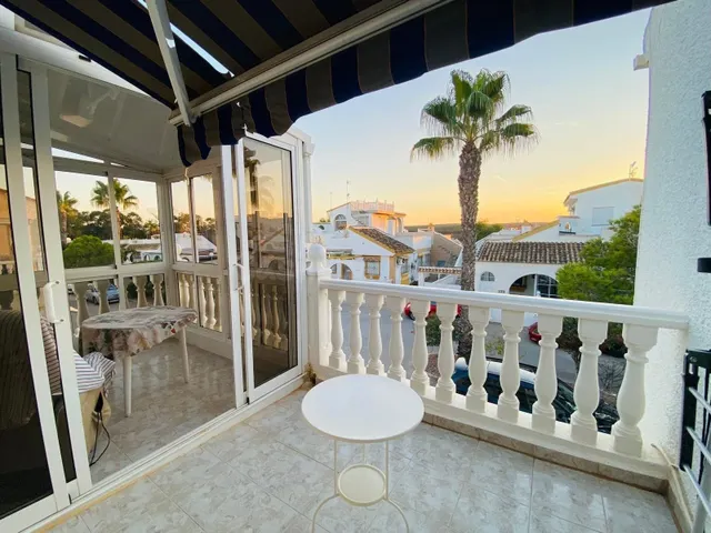 Apartamento de 2 dormitorios con terraza y piscina en El Edé