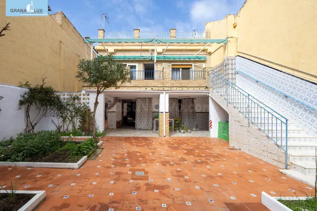 CASA EN PLENO CENTRO DE ARMILLA