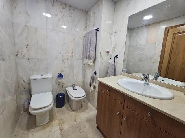 Amplio piso de 3 dormitorios con terraza, garaje, trastero y piscina en Mijas Costa — 22