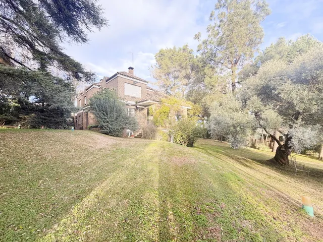 Vive rodeado de espacio: chalet con gran parcela y múltiples - foto 3