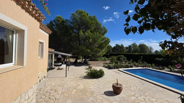 Chalet con piscina, gran parcela y licencia turística — 25