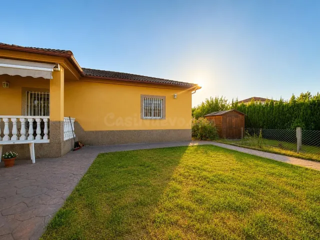 CASA INDEPENDIENTE CON 966 M/2 DE PARCELA EN NUEVO HIGUERON . — 4