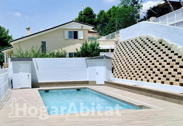 GRAN CHALET DE DOS PLANTAS CON PISCINA Y VISTAS DESPEJADAS