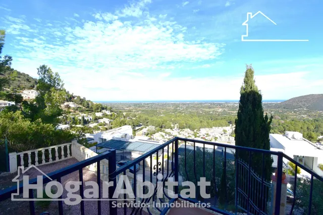 ¡VISTAS ESPECTACULARES! CASA AMPLIA Y EXTERIOR CON TRES TERR