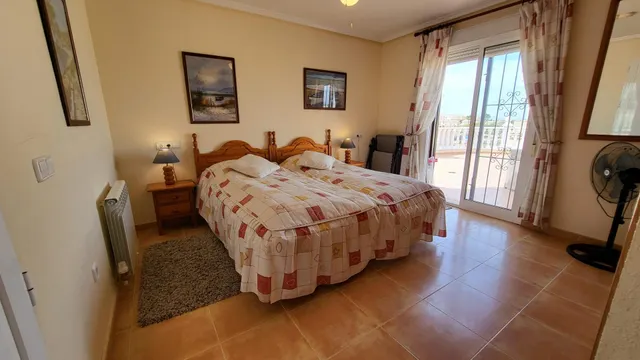 Chalet esquina de 3 Dormitorios y 3 Baños en parcela grande arreglada de 600m2 con piscina y garaje privado — 8