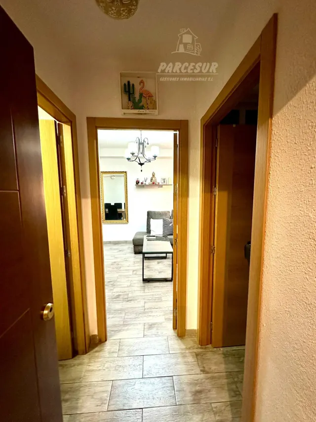 CIUDAD JARDIN - Piso interior de 60 m con 2 habitaciones, suelo imitacion madera gris. — 12
