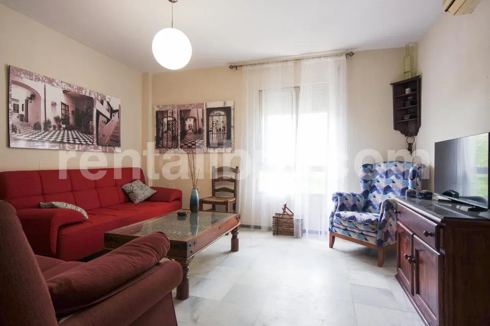 SE ALQUILA CASA CON PATIO – 3 DORMITORIOS – 1.100 €/MES