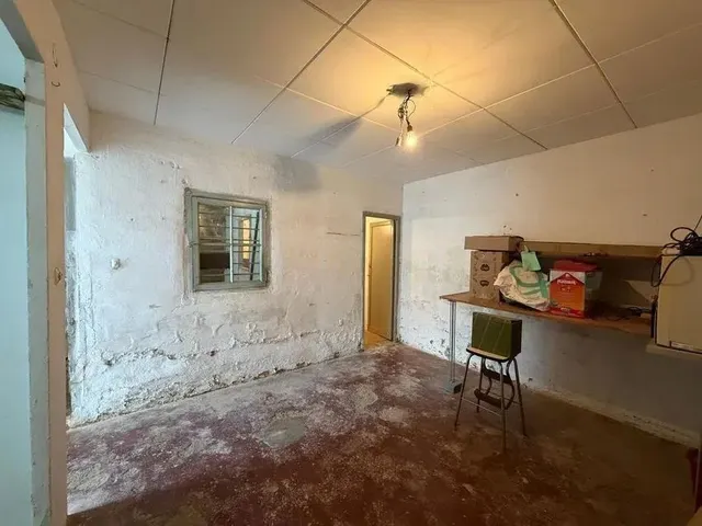 CHALET ADOSADO A REFORMAR, ESQUINERO CON SALIDA A DOS CALLES — 32