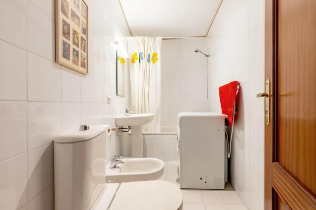 ¡Vive el Centro sin ruido! 180m2 construidos, 4 dormitorios, patio, garaje y trastero en calle Inocentes — 28