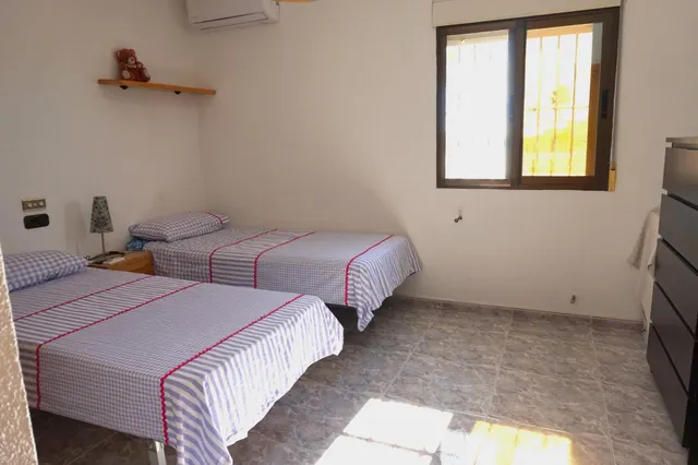 OPORTUNIDAD CHALET URBANO CON PISCINA EN LA GALIA — 27